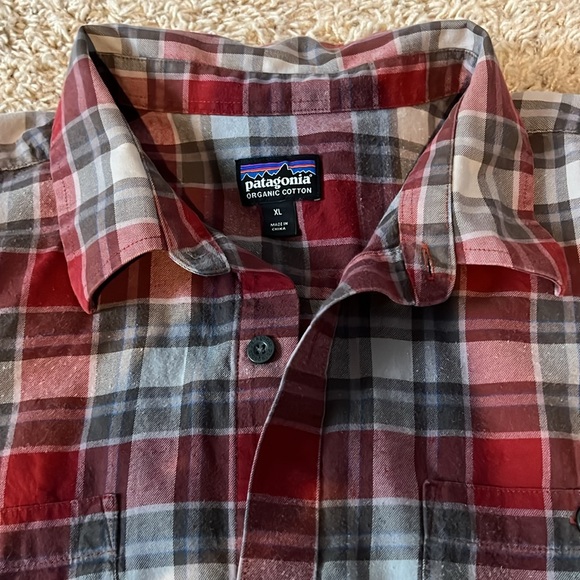 Patagonia XL Men’s Red Plaid Button Down - Picture 4 of 4